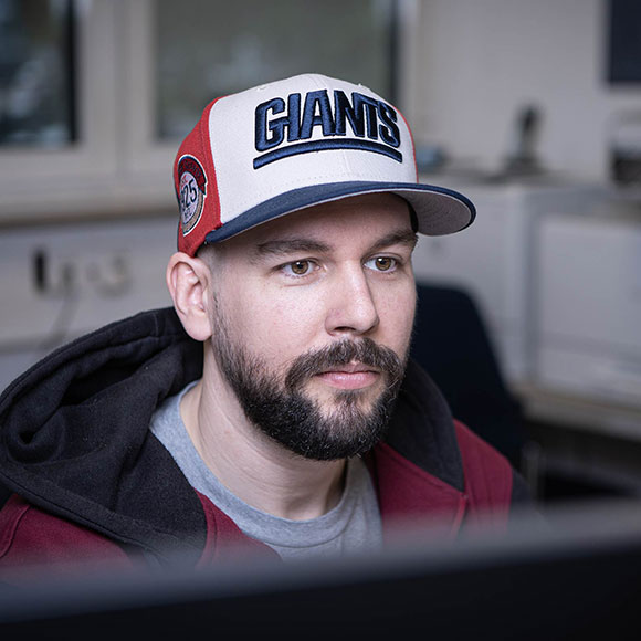 Portrait eines Mitarbeiters mit Giants Base Cap