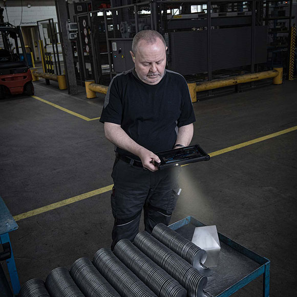 Mitarbeiter kontrolliert die Produktqualität