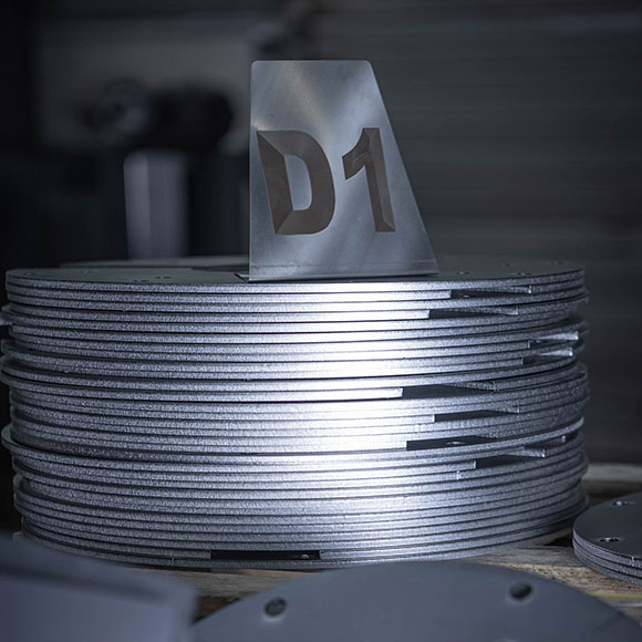 Ein Stapel Metallzuschnitte