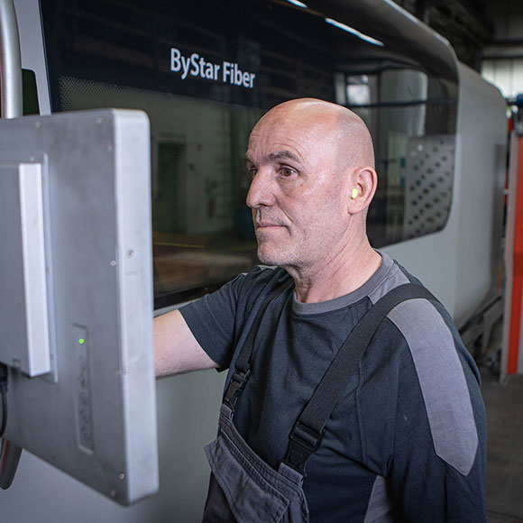 Mitarbeiter schaut auf ein Display