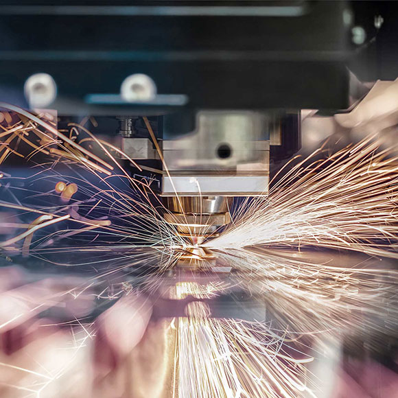 Laserschneideanlage beim Schneiden