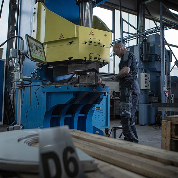Mitarbeiter an der Hydraulikpresse