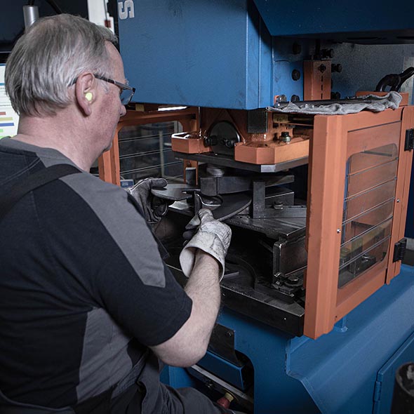 Mitarbeiter bedient eine Maschine